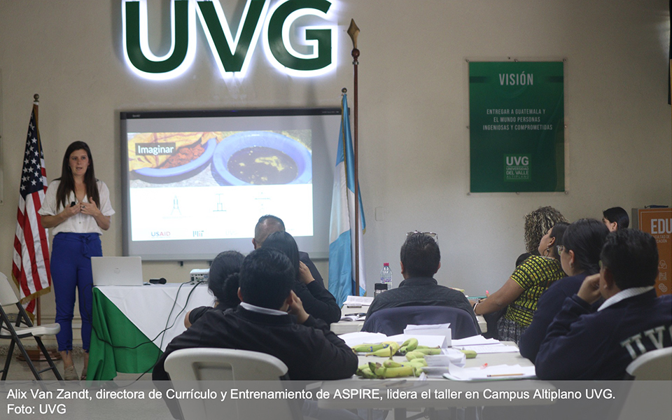 Alix Van Zandt, directora de Currículo y Entrenamiento de ASPIRE, lidera el taller en Campus Altiplano UVG.
