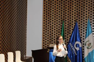 Carmen Torón, UVG student, presents her project for the company ANZUFOR. Photo: UVG.