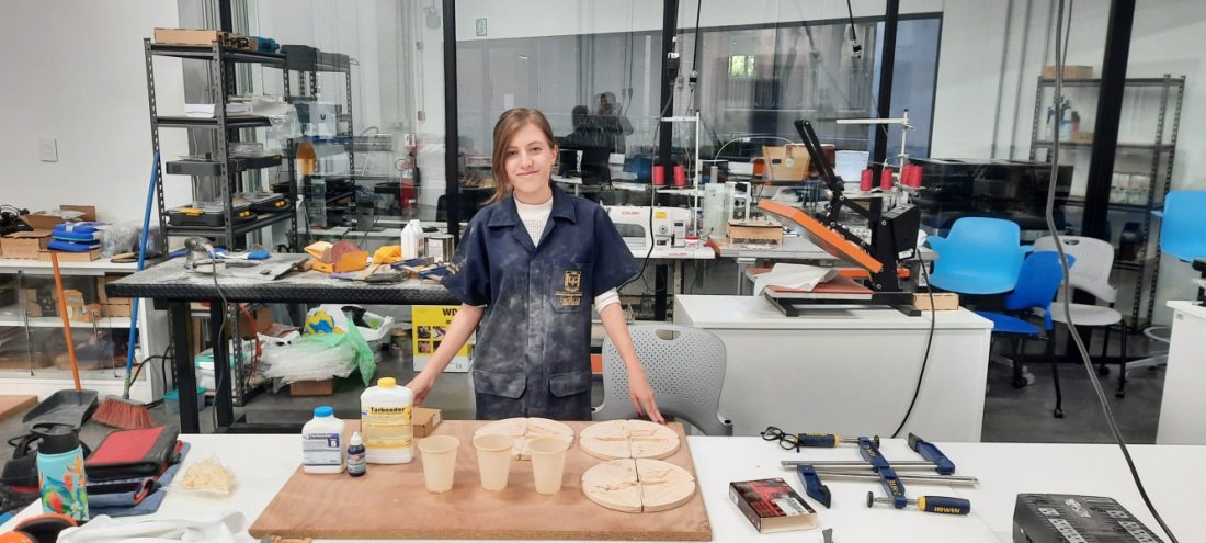 Carmen trabaja en el desarrollo del prototipo de portavasos. Foto: ASPIRE