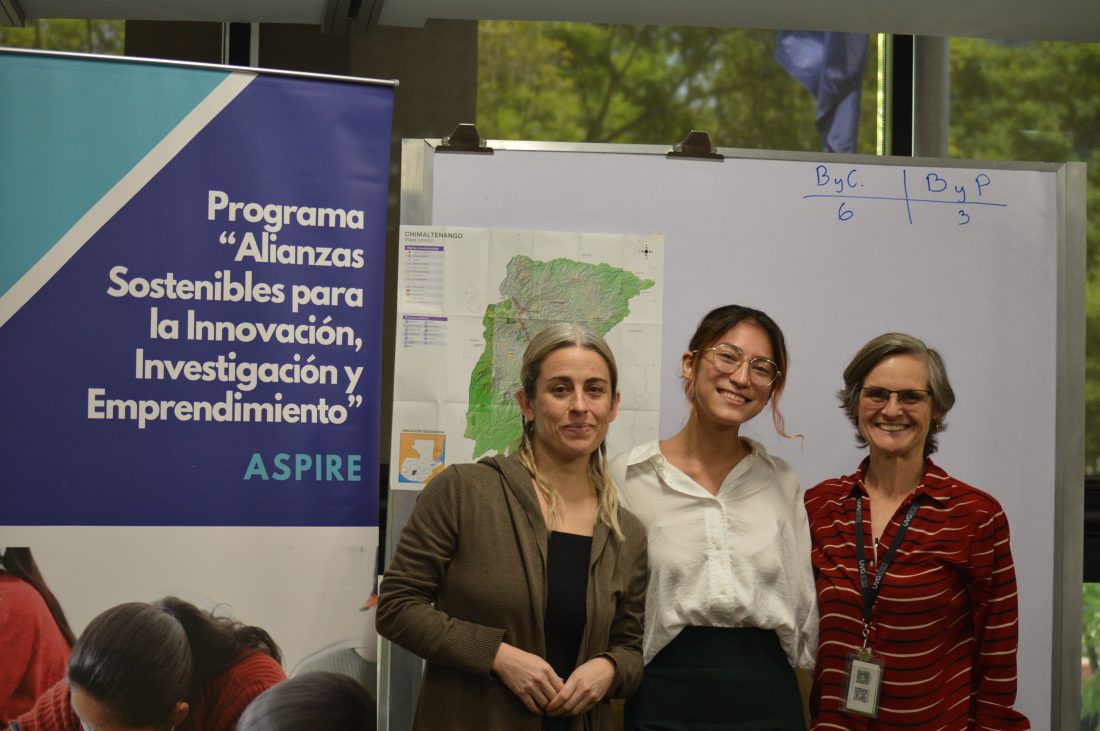 Taller de diseño de circuitos turísticos. Foto: ASPIRE De derecha a izquierda: María del Carmen Orantes, investigadora del Proyecto ASPIRE, Nathaly Morán Espino, estudiante de tesis, Food Business & Marketing - UVG Claire Dallies, asesora de tésis, Depto de Turismo Sostenible -UVG