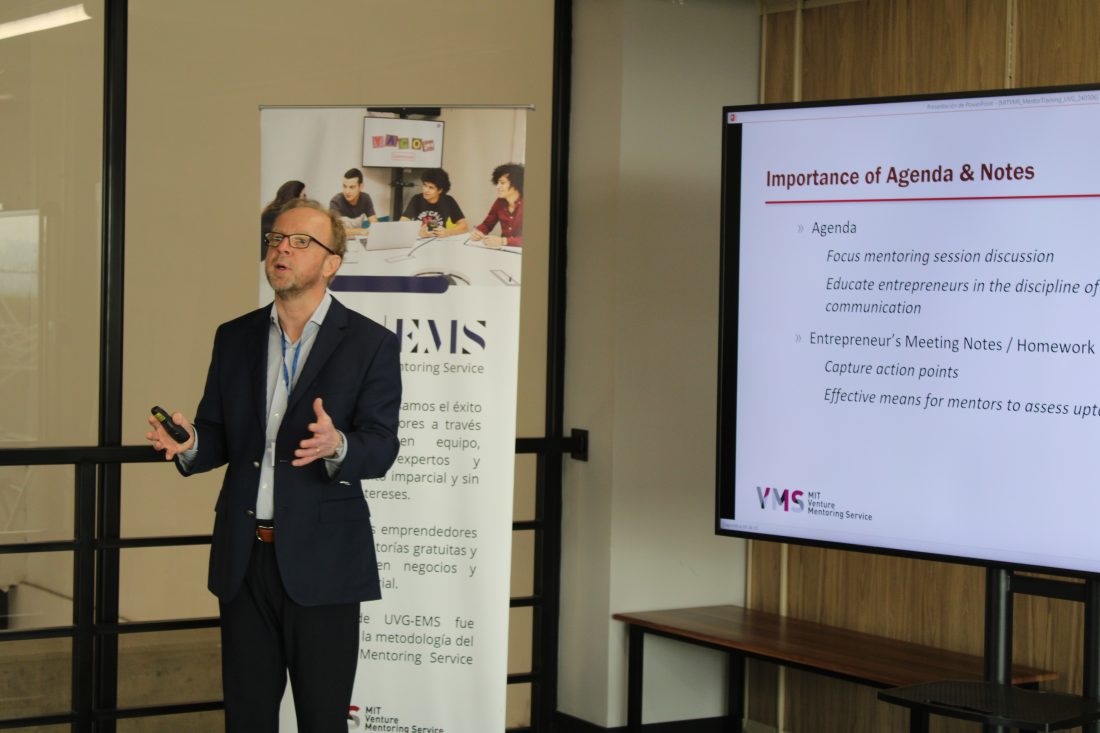 Jerome Meir brindando capacitación a los mentores. Foto: ASPIRE