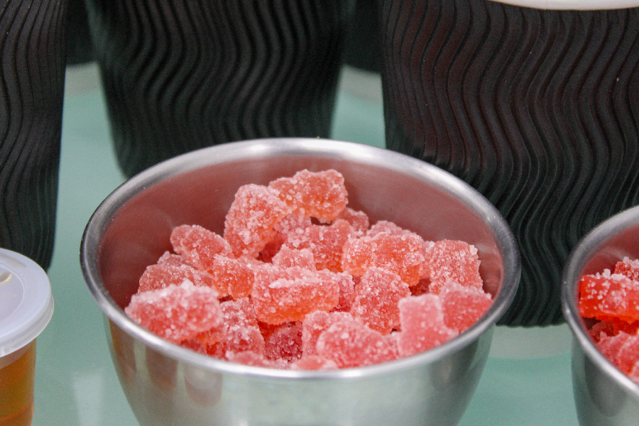 Muestra de gomitas sobre una mesa. 