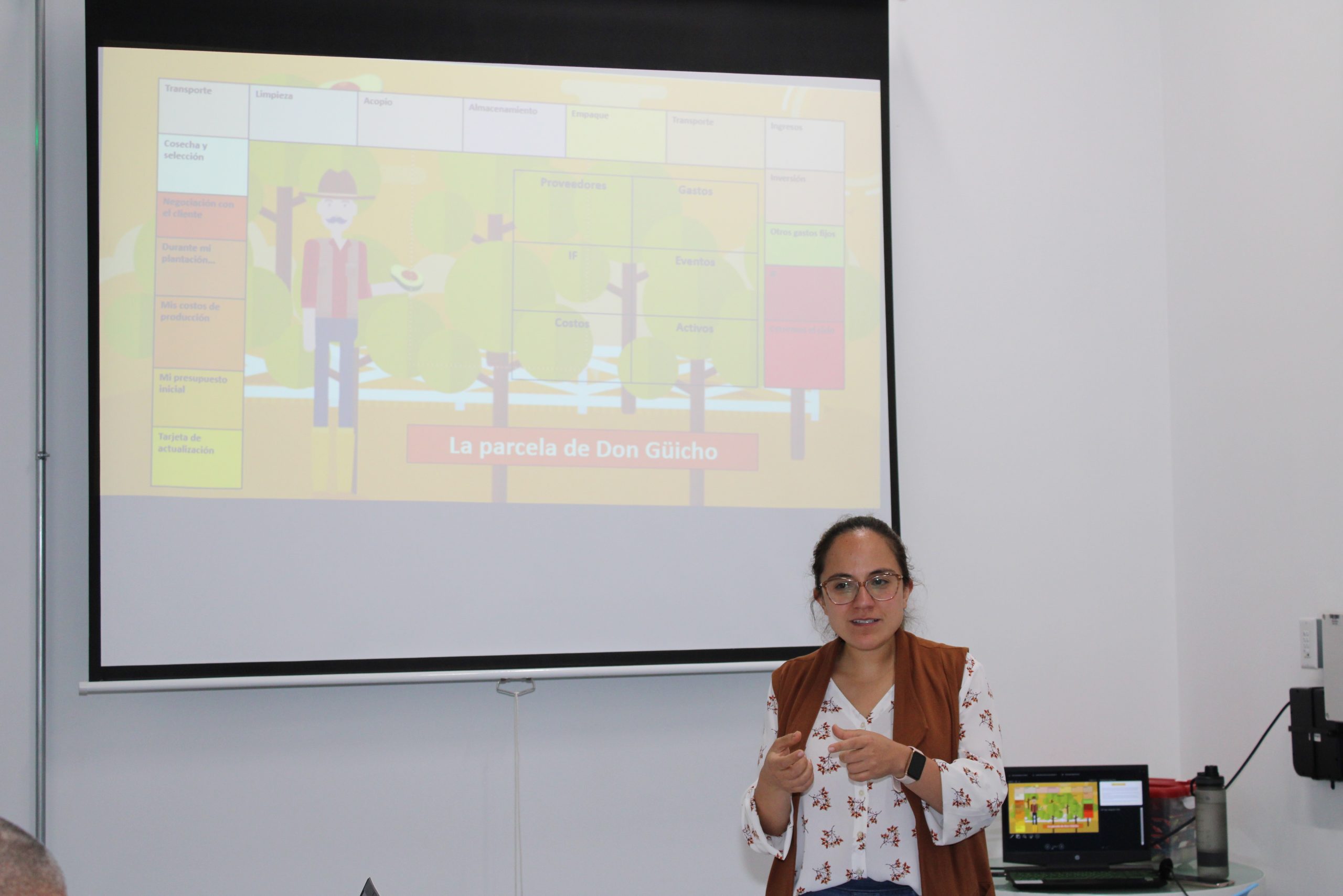 Cinthya Alvarado, investigadora didáctica, durante la validación del juego de mesa con el Ministerio de Agricultura. Foto: ASPIRE