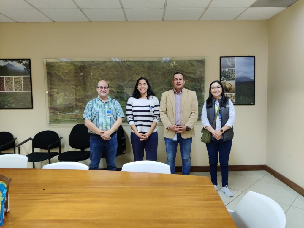 4 personas en una sala de reunión.