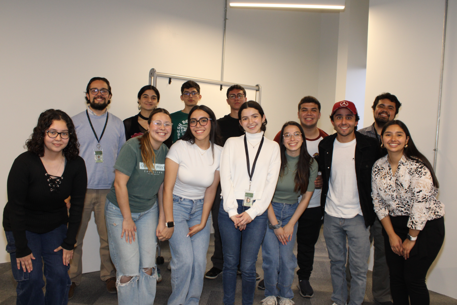 Group photo with 13 people smiling at the camera.