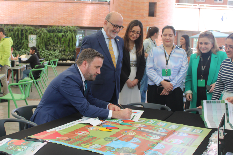 Emabajdor juega juego de mesa. 