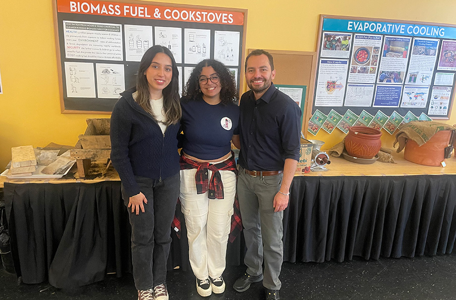 3 personas en un salón