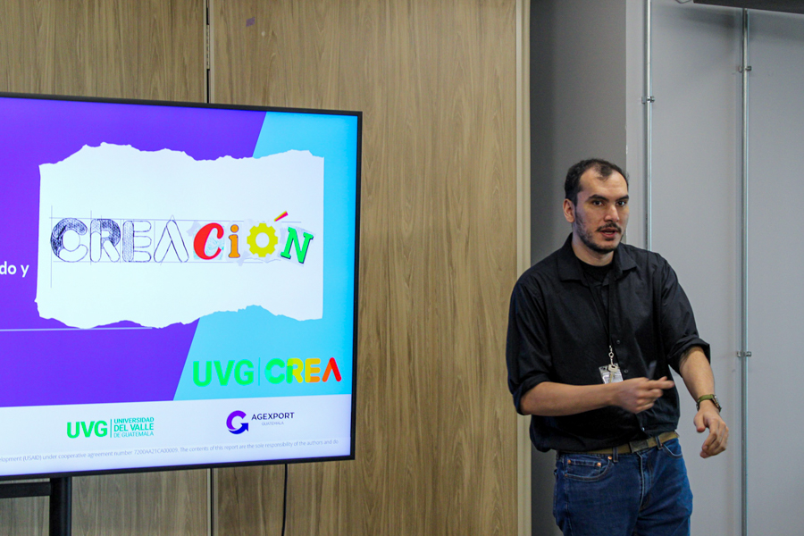 Un hombre parado que se encuentra hablando.