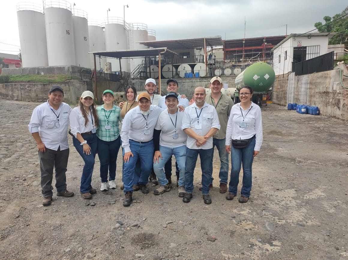 Ana Lucía Villafuerte (izq, centro) y Francisco Del Cid (der.) en visita de campo a una fábrica de hule, Finca Entre Ríos. Foto: ASPIRE