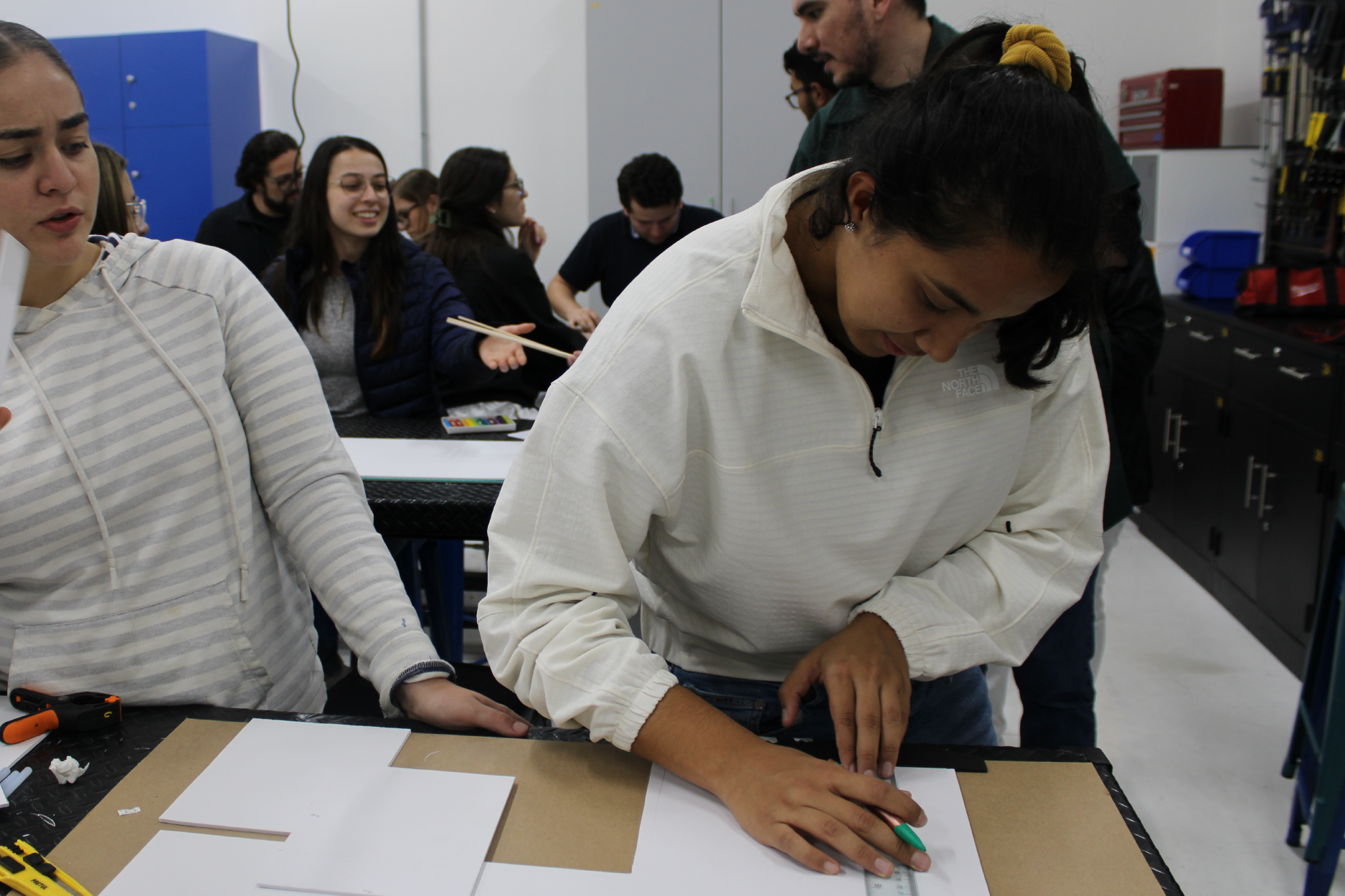 Mujer dibujando en un salón.