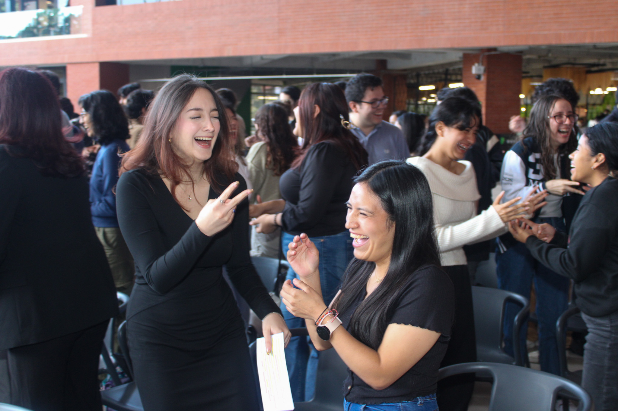 Dos mujeres sonriendo.