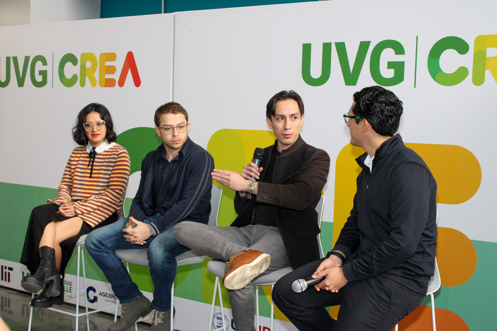 Personas en un panel sentados. 