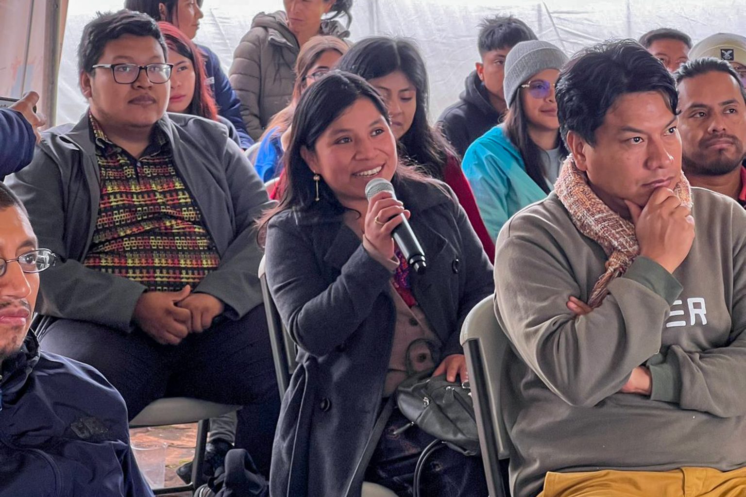 Mujer preguntando con un micrófono